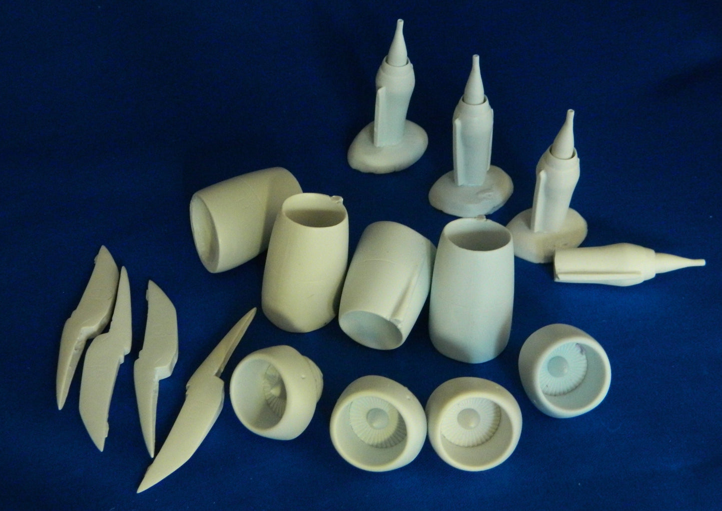 KC-135R CFM56 ENGINES 1:72 SCALE